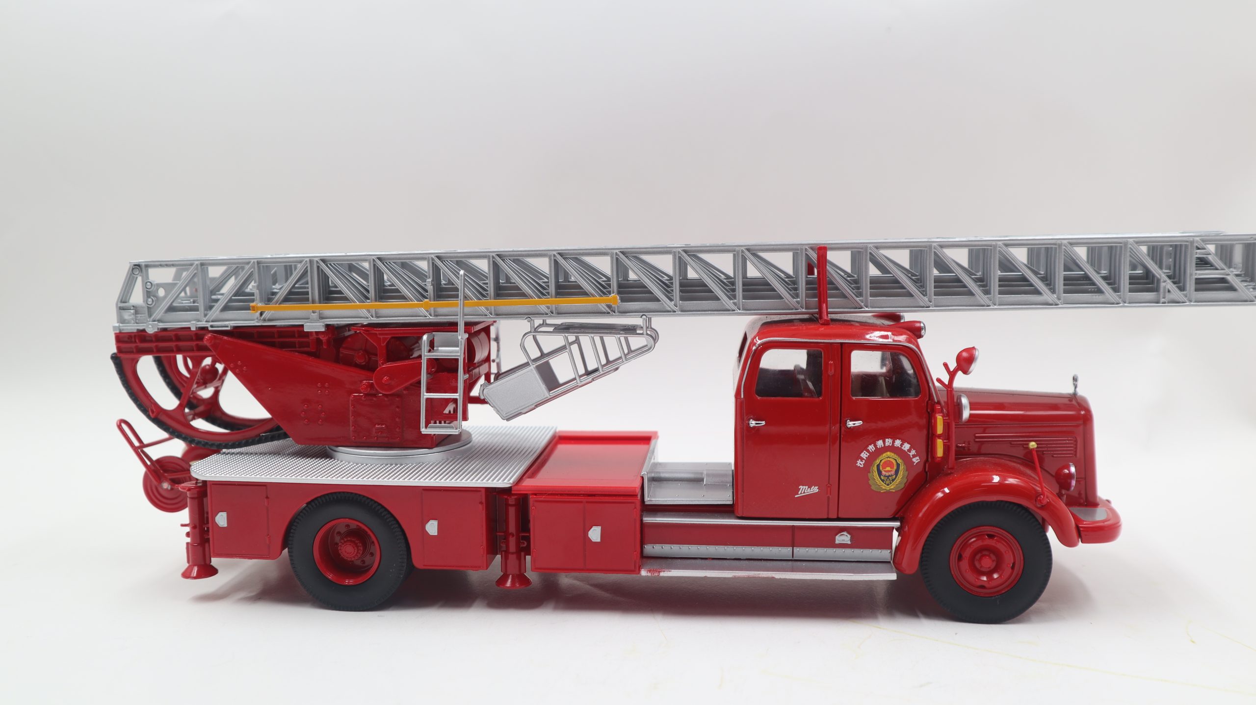1-24-Mercedes-Benz fire-truck - Image 3